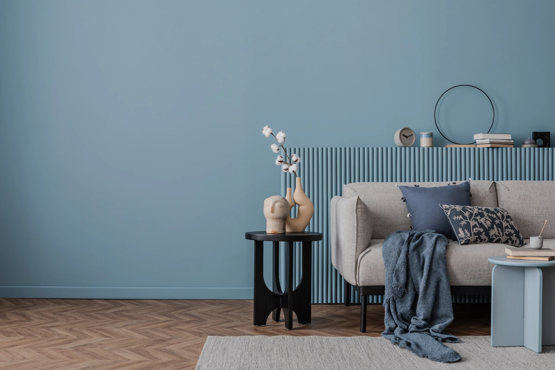 Peintre à la main utilisant une brosse à rouleau pour appliquer de la peinture blanche sur un mur pendant les travaux de rénovation