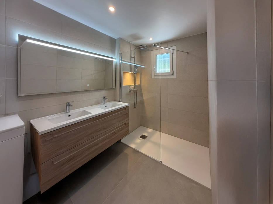 Salle de bain moderne avec douche à l'italienne et double vasque
