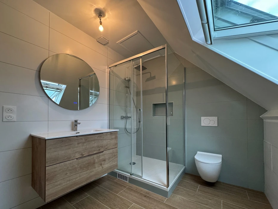 Salle de bain avec deux lavabos, baignoire et douche dans une nouvelle maison de luxe