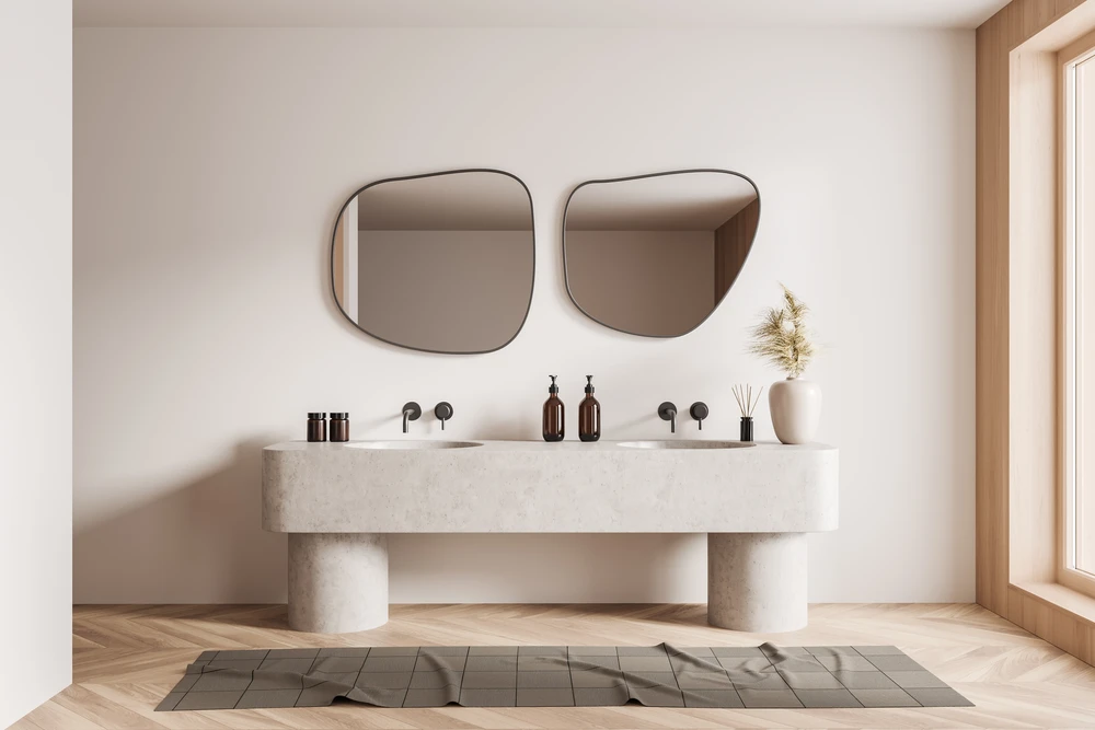 Salle de bain moderne avec vasque blanche posée sur plan de travail noir, robinetterie contemporaine