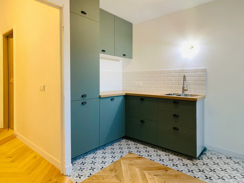 Intérieur résidentiel haut de gamme avec boiseries murales complètes en panneaux moulurés beiges