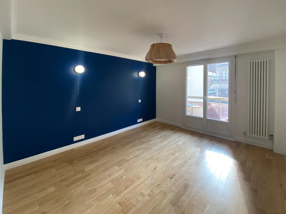 Intérieur d'une maison avec parquet réaménagé