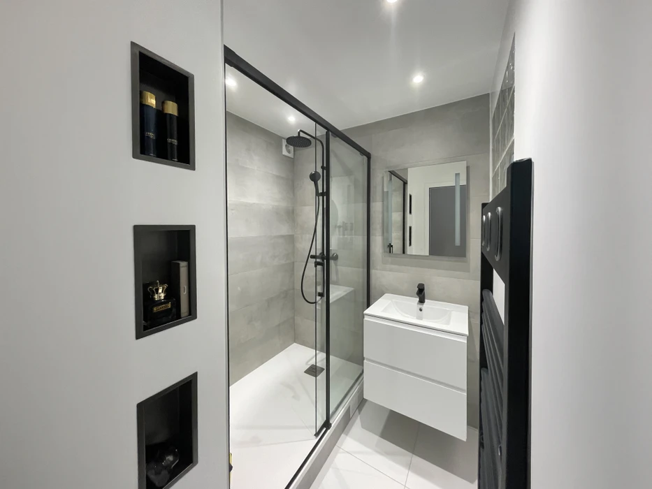 Travailleurs de la construction homme asiatique contremaître portant des vêtements de sécurité travailleur avec des plans et tablette discuter, abonnement travail d'équipe sur le chantier, positivité, collaboration un projet réussi en cours