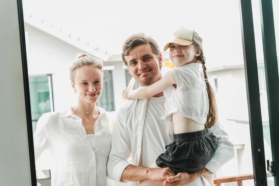 Réunion professionnelle sur un chantier de construction entre l'architecte et les artisans qui portent un masque de protection contre le vid-19