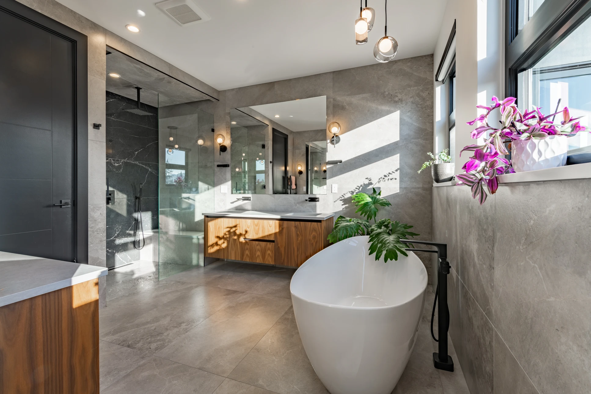 Salle de bain moderne luxueuse avec vue océan, baignoire îlot blanche au premier plan