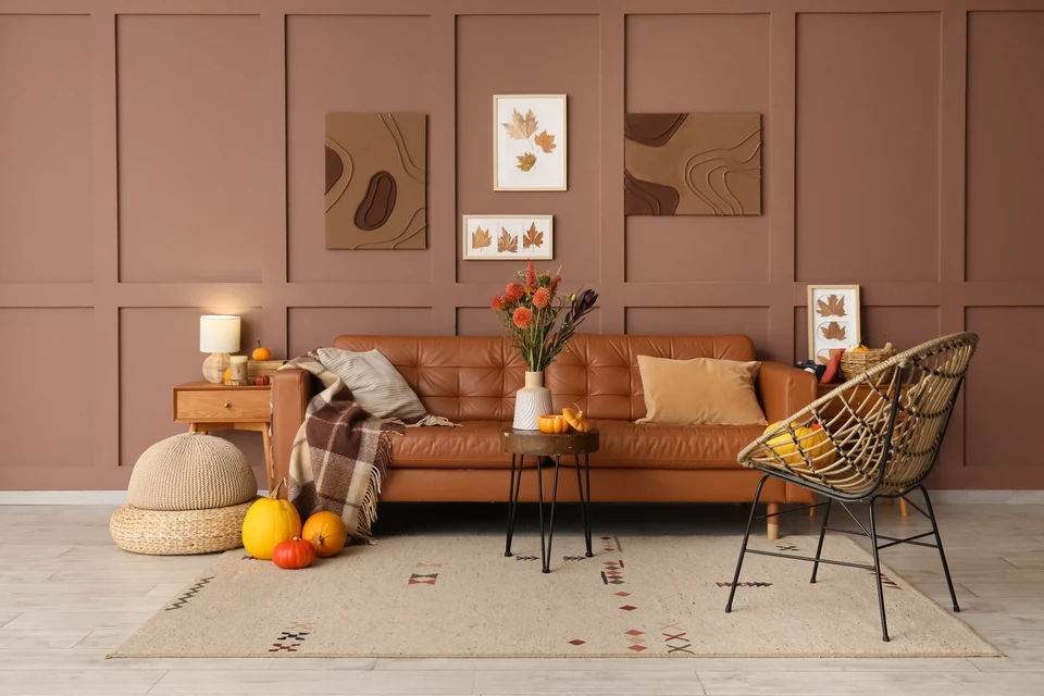 La boîte à outils du plombier avec du matériau autour d'une table en bois avec fenêtre en arrière-plan