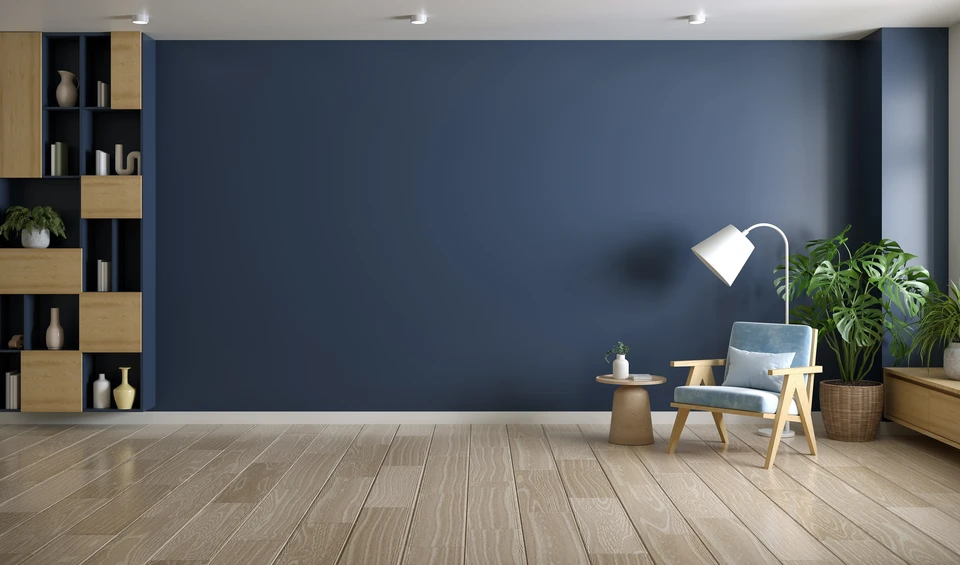 Salon moderne avec espace bureau intégré, chaise orange, ordinateur sur desk en bois