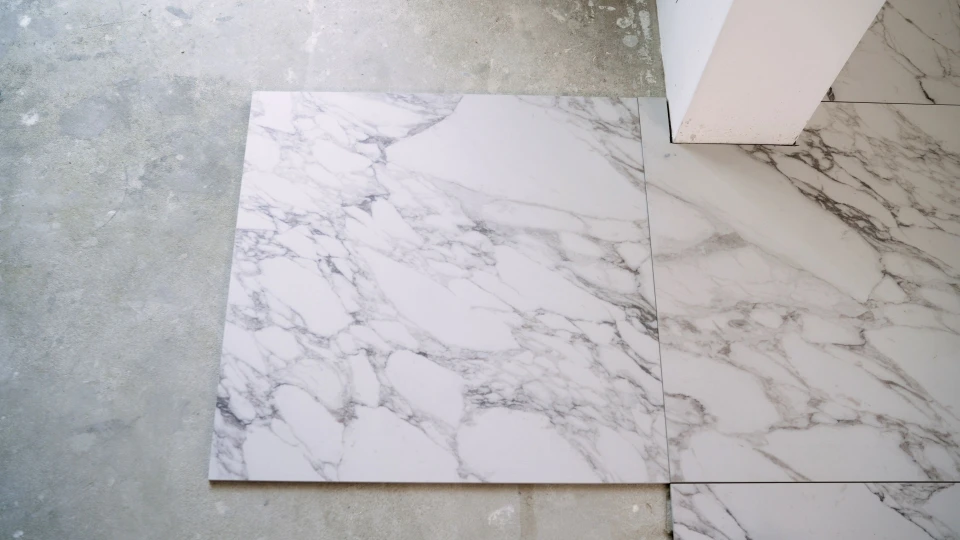 Terrasse extérieure avec carrelage en terre cuite fissuré et endommagé