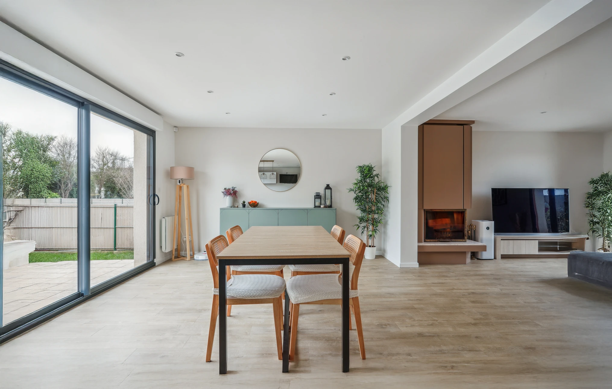 Un ouvrier du chantier Patchant un mur Photo en gros plan